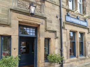 Facaden eller indgangen til Lark Rise