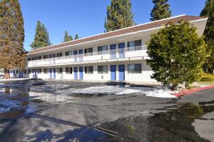 un aparcamiento vacío frente a un edificio en Motel 6-Big Bear Lake, CA en Big Bear Lake