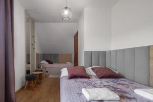 Un pat sau paturi într-o cameră la Domki nad potokiem