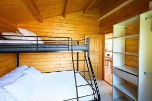 Ένα ή περισσότερα κρεβάτια σε δωμάτιο στο Le Chalet des Vignes - chalet 5p avec piscine