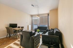 una sala de estar con un sofá y una mesa en Hotel zur Panke Wohnung 1, en Kolonie Röntgental