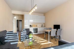 Una sala de estar con un sofá y sillas y una mesa. en Hotel zur Panke Wohnung 1, en Kolonie Röntgental 12 fotos más
