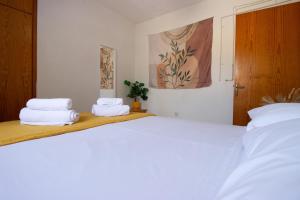 Postel nebo postele na pokoji v ubytování 5-min to the beach, 1-bed apt