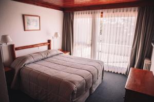 Cama ou camas em um quarto em Hotel Catedral Ski & Wellness