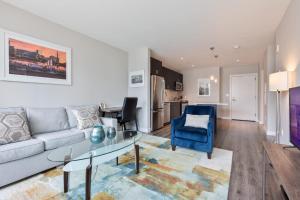 Posezení v ubytování Bright Apt Downtown with Gym