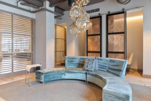 Posezení v ubytování Bright Apt Downtown with Gym