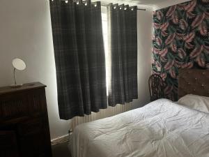 Ένα ή περισσότερα κρεβάτια σε δωμάτιο στο Superking bedroom near James cook hospital +4 φωτογραφίες