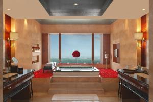 Posezení v ubytování The Leela Ambience Gurugram Hotel & Residences - The Luxury Urban Sanctuary