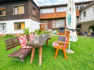 Κήπος έξω από το Chalet in Bregenzerwald near Ski Slopes
