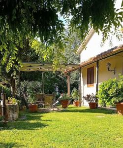 Κήπος έξω από το I Gelsi di Colombata Locazione turistica breve in campagna