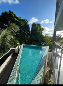 una piscina en el balcón de una casa en Peponi SelfCatering Apartments, en Beau Vallon