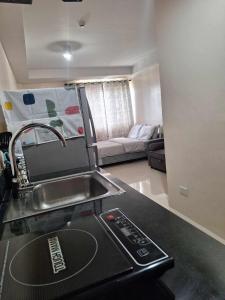 una cocina con fregadero y encimera en AJ Condominium, en Cebú