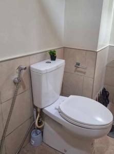 baño con aseo y planta en la parte superior en AJ Condominium, en Cebú