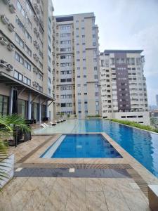 Una gran piscina frente a unos edificios. en AJ Condominium, en Cebú