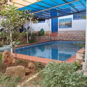 a swimming pool in a yard with a house at Alger avec vue imprenable sur la Baie d'Alger Piscine Balcon Terrasse in El Mouradia