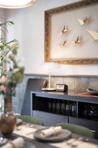 uma sala de jantar com uma mesa e uma imagem de pássaros em The Crimson Sun Charm em Cairo