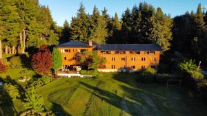 een luchtzicht op een groot huis in het bos bij Le Bouquet Apart Hotel in Bariloche