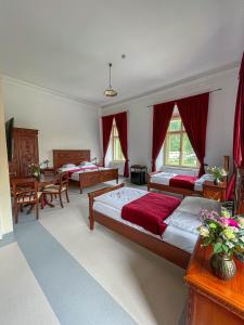 Postel nebo postele na pokoji v ubytování Hotel Klášter Želiv