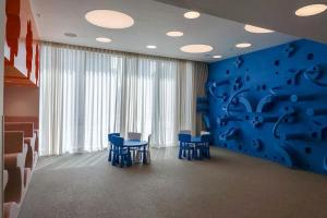 ein Wartezimmer mit Stühlen und einer blauen Wand in der Unterkunft Casa Nomad - Full Burj Khalifa & Fountain View at Luxury 4 Bed in Dubai + 53 Fotos