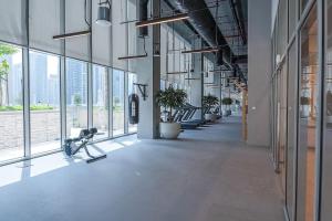 einen großen Flur mit Pflanzen und Fenstern in einem Gebäude in der Unterkunft Casa Nomad - Full Burj Khalifa & Fountain View at Luxury 4 Bed in Dubai