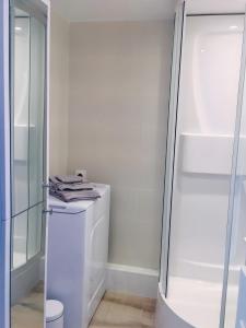 Un lavadero blanco con lavadora y secadora. en Merveilleux Studio Face La Mer, en Royan