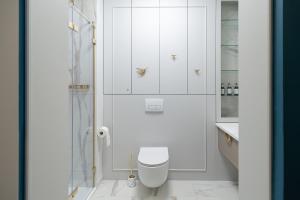 a white bathroom with a toilet and a shower at Sosnowy "3" ,Baseny Tropikalne, Ładowarka do elektryków, Faktura, Parking in Kielce