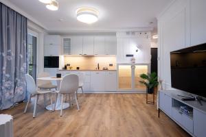 a kitchen and dining room with a table and chairs at Sosnowy "3" ,Baseny Tropikalne, Ładowarka do elektryków, Faktura, Parking in Kielce +24 photos