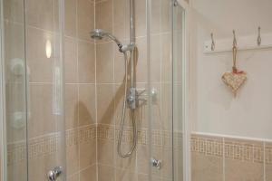 a shower with a glass door in a bathroom at Modern 2-Bed Flat in Tavistock Centre in Tavistock +22 photos