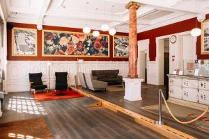 Uma área de estar em EMAJ Boutique Hotel