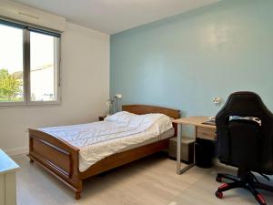 Ένα ή περισσότερα κρεβάτια σε δωμάτιο στο La Maison Oflex - à 8 min du Futuroscope