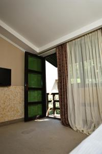 TV a/nebo společenská místnost v ubytování Dilijan Park Resort & Villas