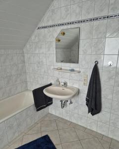 Ένα μπάνιο στο NEU! Ferienwohnung Doris Ostfriesland +4 φωτογραφίες