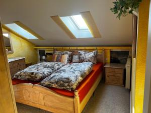 a bedroom with a bed and a skylight at Ferienwohnung Mediterran in Bad Driburg