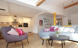 een woonkamer met een bank en een tafel bij Ferienwohnung SonnenHain in Unterwössen