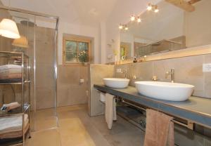 een badkamer met twee wastafels en een douche bij Ferienwohnung SonnenHain in Unterwössen +23 foto's