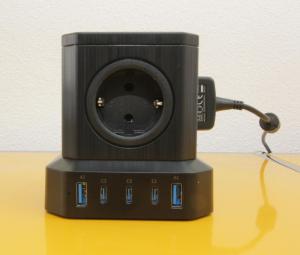 een kleine zwarte camera die op een tafel staat bij Ferienwohnung SonnenHain in Unterwössen