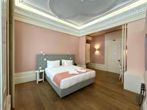 Cama ou camas em um quarto em EMAJ Boutique Hotel