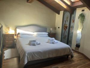 een slaapkamer met een bed met handdoeken erop bij Bilocale Dafne Abbadesse Guest House in Milaan