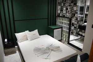 PoáHotel Cereja的一间房间,床上放着鲜花