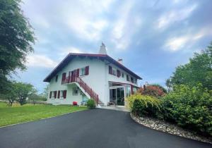 Το κτήριο όπου στεγάζεται  η παραθεριστική κατοικία