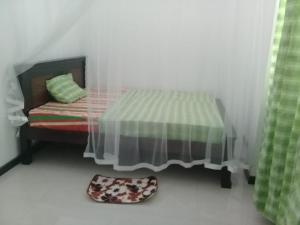 韦利格默Dilana Villa的一间带床、枕头和地毯的卧室