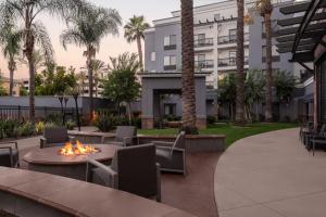 バーバンクにあるCourtyard Los Angeles Burbank Airportのパティオ(ファイヤーピット、椅子付)