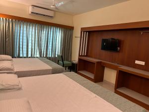 Ένα ή περισσότερα κρεβάτια σε δωμάτιο στο Hotel Harshanaa Elite