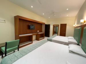 Ένα ή περισσότερα κρεβάτια σε δωμάτιο στο Hotel Harshanaa Elite