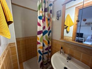 ein Badezimmer mit Badewanne, Waschbecken und Dusche in der Unterkunft Estudio con terraza in La Caleta + 12 Fotos