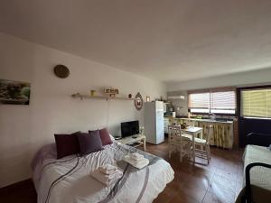 ein Schlafzimmer mit einem großen Bett und eine Küche in der Unterkunft Estudio con terraza in La Caleta