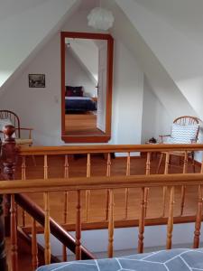 una scala con specchio in una stanza di Ferienhaus mit Garten im Odenwald zu vermieten a Fränkisch-Crumbach