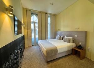 Cama ou camas em um quarto em EMAJ Boutique Hotel