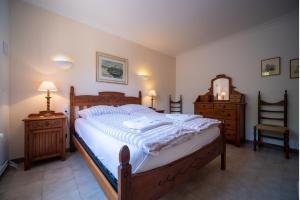 a bedroom with a bed and two dressers and a mirror at Sa vinya in Colonia de Sant Pere