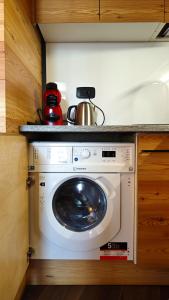 a washing machine with a pot on top of it at Hostdomus - Copenaghen Suite in Sestriere